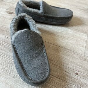 Ugg slippers/shoes size 10
